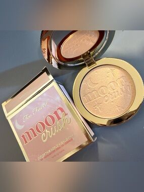 Too Faced Moon Crush Highlighter - Soft Gold Glow
